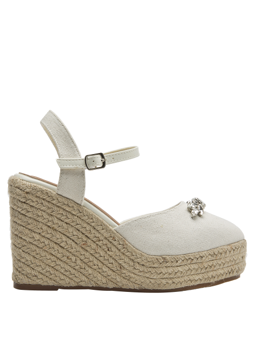 Diseño moderno de alpargata blanca con pedrería y textura textil suave.