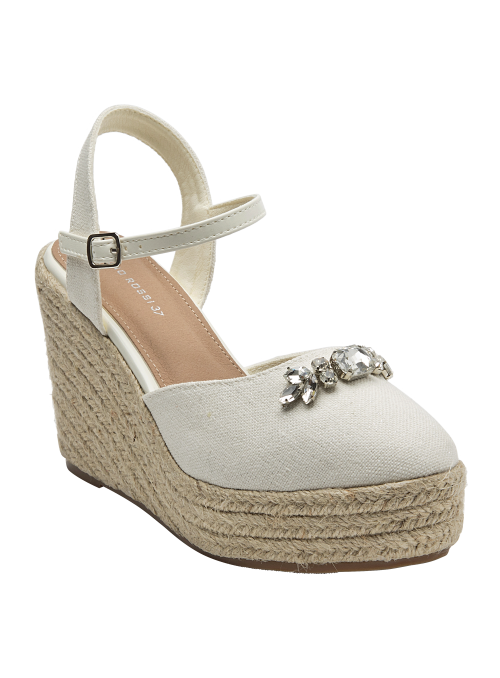 Diseño moderno de alpargata blanca con pedrería y textura textil suave.