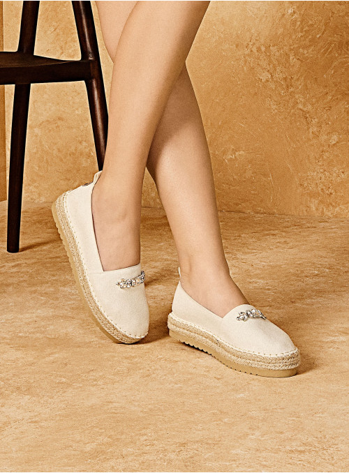 Alpargata boho-chic blanca, ideal para ocasiones casuales y semi-formales.